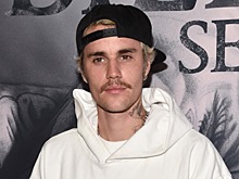 От Бибера и Гослинга до Матвеева: как выглядят звездные красавцы с усами и без