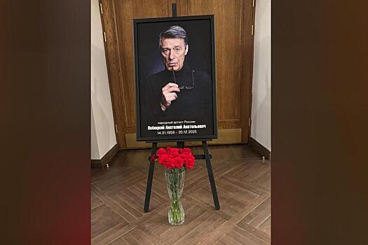 Рутберг и Костолевский появились на прощании с Анатолием Лобоцким