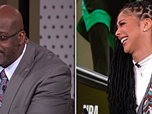 Шакил О′Нил проиграл спор Кэндис Паркер и приклеил волосы на лоб