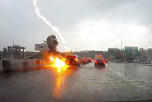 Молния ударила в машину на российском шоссе и попала на видео