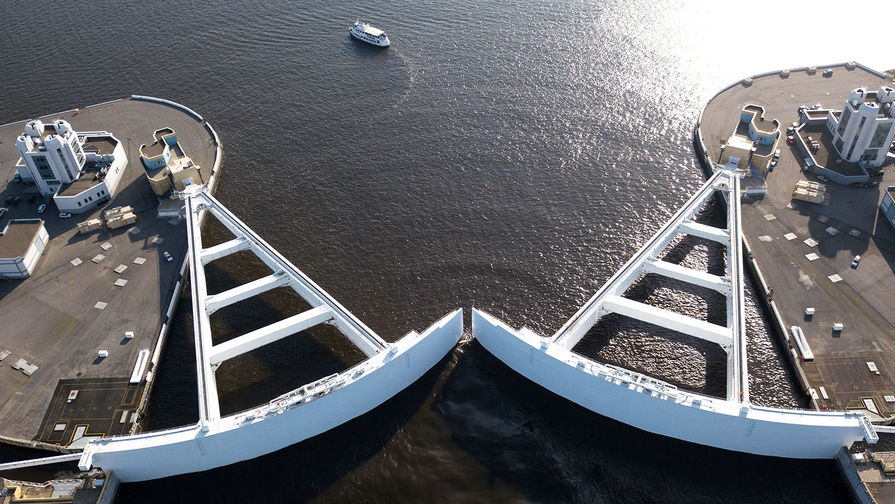 Из-за угрозы наводнения в Санкт-Петербурге перекрыли дамбу