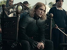 Роберт Паттинсон велит Тимоти Шаламе преклонить колено в трейлере «Короля» (Видео)