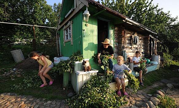 Первомай на диване: россияне копят деньги на отпуск