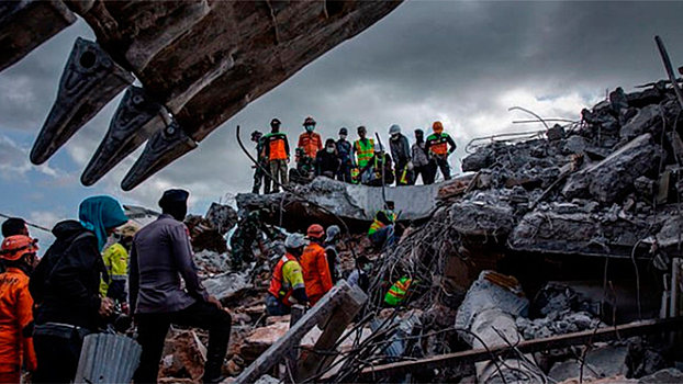 Диспетчер ценой жизни спас лайнер во время землетрясения в Индонезии