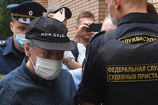 «Я предупреждал»: почему адвокат Ефремова не пришел в суд