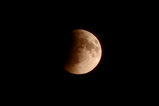 В России началось полное лунное затмение