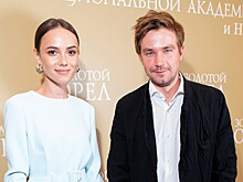 Александр Петров показал новое нежное фото со Стасей Милославской — фанаты осыпали их комплиментами