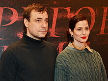 Облаченная в кожаное платье Юлия Снигирь пришла на премьеру с мужем