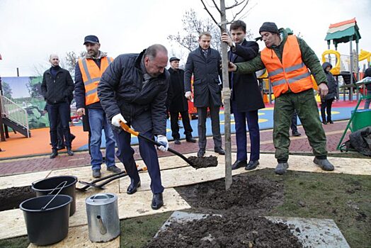 Михаил Мень посадил дерево в новом калужском парке