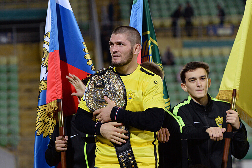 Чемпион абсолютного бойцовского чемпионата (UFC) в легком весе россиянин Хабиб Нурмагомедов во время чествования перед началом матча 11-го тура чемпионата России по футболу среди клубов Премьер-лиги между ФК «Анжи» (Махачкала) и ПФК ЦСКА (Москва), 2018 год