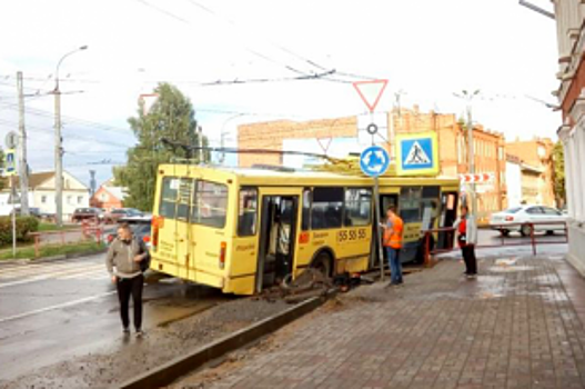 На Соборной площади в центре Рыбинска троллейбус провалился в яму