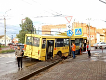 На Соборной площади в центре Рыбинска троллейбус провалился в яму