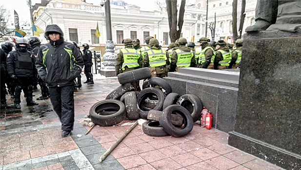 В Киеве у Рады задержали 50 человек