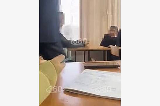 Российский учитель грубо вытолкал школьника с урока и попал на видео