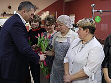 Иван Носков поздравил с праздником сотрудниц Комбината питания