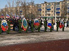 Пензенцы торжественно возложили цветы к Вечному огню