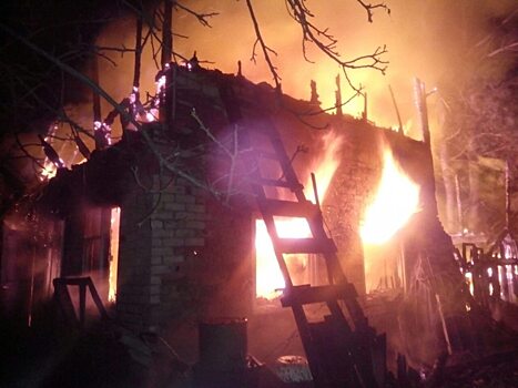 В Саратове девять пожарных тушили квартиру на Оржевского