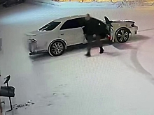 В Тынде ищут мужчину, который вырвал металлическую урну у здания администрации