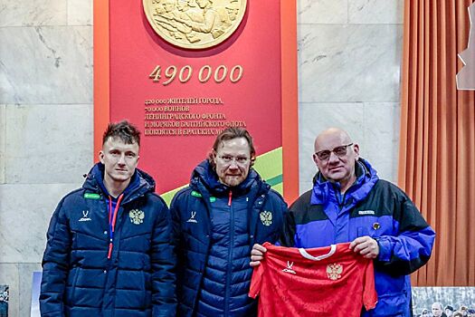 Карпин и Головин оставили записи в книге для почетных гостей кладбища