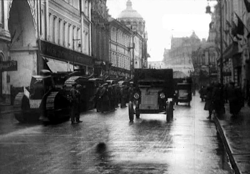 В 1935—1990 гг. Никольская носила название улица 25-го октября. На фото: бронетехника на Никольской. Фото сделано между 1920-1930 годами 