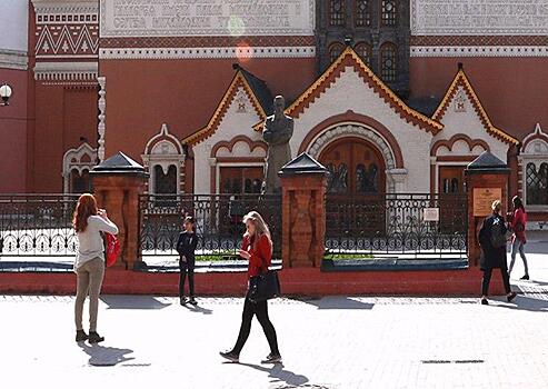 Старшеклассники из района Люблино посетили Третьяковскую галерею