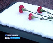 В Калининграде в День неизвестного солдата возложили венки к братским могилам