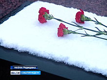 В Калининграде в День неизвестного солдата возложили венки к братским могилам