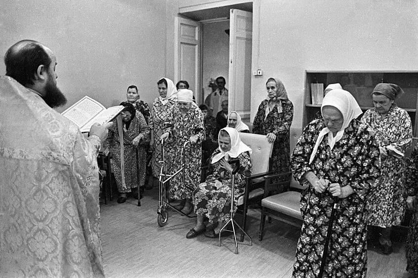 Протоиерей Владимир Сорокин ведет воскресную службу в христианской больнице св. Блаженной Ксении Петербургской, Санкт-Петербург, Россия, 4 октября 1992 года