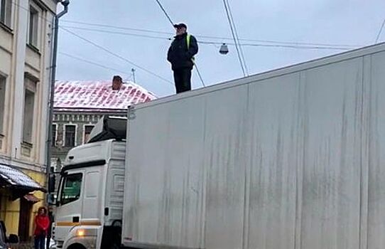 Заблокировавший фурой в центре Москвы движение водитель получил задержанную зарплату