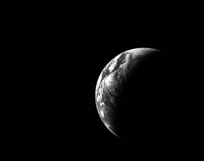 NASA выложило 12 тысяч фото Луны и Земли с миссии Artemis II в высоком разрешении