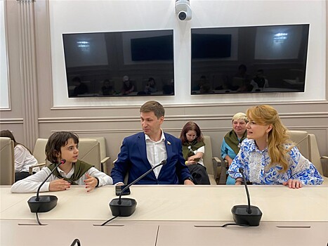 Сенатор Дарья Лантратова встретилась с детьми из новых регионов в Совете Федерации