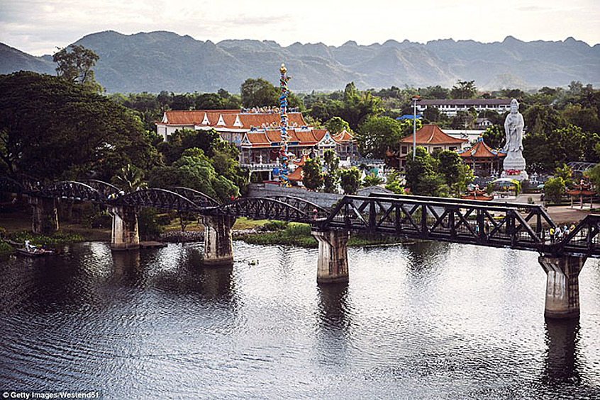 Мост через реку Квай, Таиланд. Через настоящую реку Квай нет моста, поэтому часть реки Мае Клонг переименовали в Кхвэяй, чтобы все было как в романе.