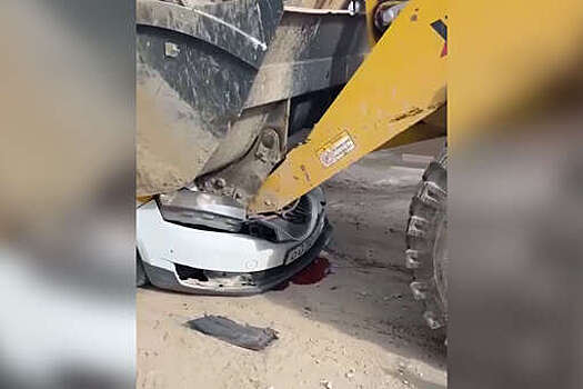 На юго-западе Москвы трактор без водителя раздавил ковшом такси и попал на видео