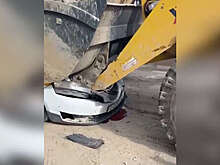 На юго-западе Москвы трактор без водителя раздавил ковшом такси и попал на видео