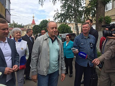 Валерий Радаев возмутился отсутствием аткарского депутата при осмотре двора