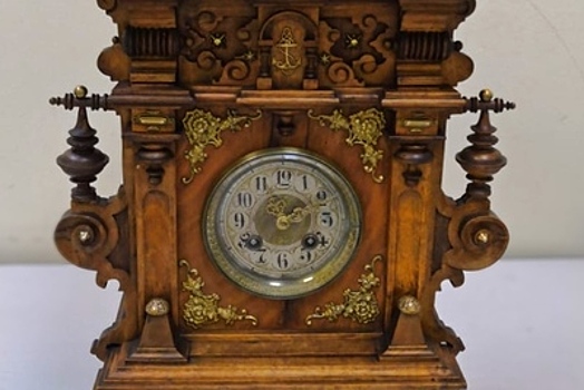 Россиянка в Домодедово пыталась незаконно ввезти немецкие настольные часы конца XIX века
