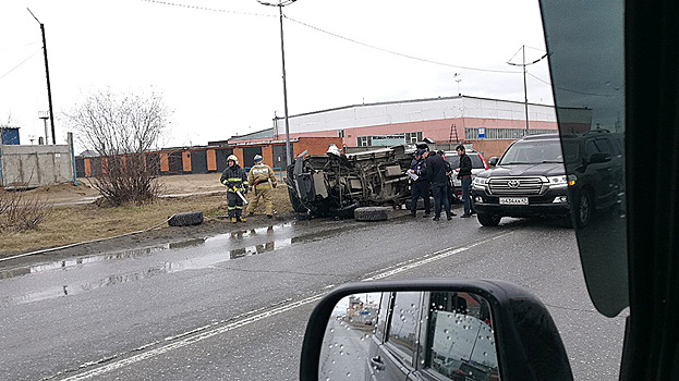 В Новом Уренгое машина оказалась на боку в результате тройного ДТП. ФОТО