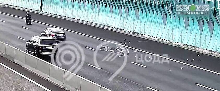 Разлетелись по ветру: байкер выронил пачки пятитысячных купюр на СВХ в Москве