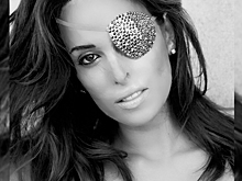 Облитая кислотой модель Джессика Нотаро поразила всех на Венецианском фестивале