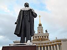 Коммунисты призвали наказывать чиновников за переодевание Ленина