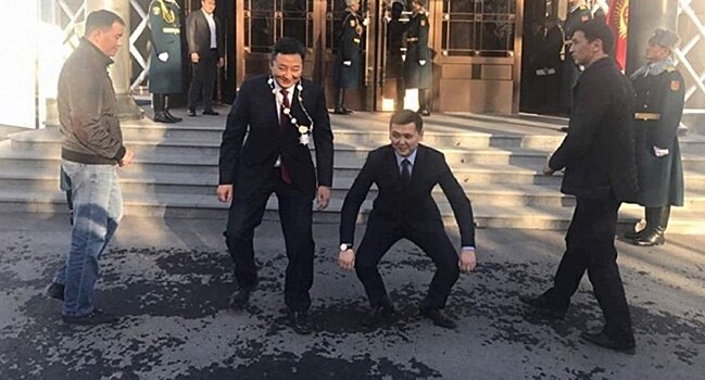 Скандал в Кыргызстане: неизвестный примерил нагрудный знак президента