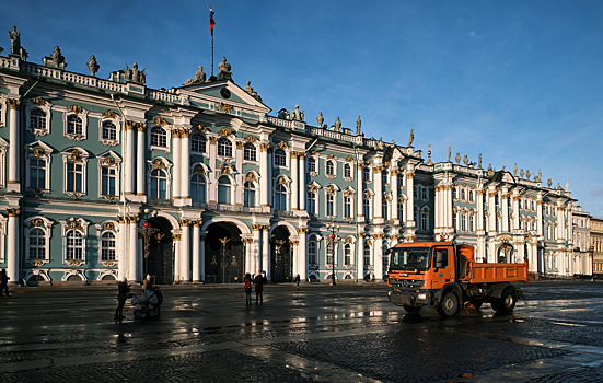 Москвичек выставили из Эрмитажа за внешний вид. Они были слишком красивыми