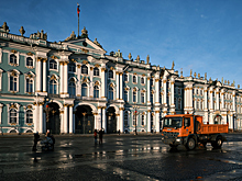 Москвичек выставили из Эрмитажа за внешний вид. Они были слишком красивыми