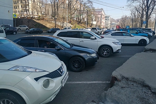 Штраф и блокировка: чем обернется парковка без номеров во Владивостоке