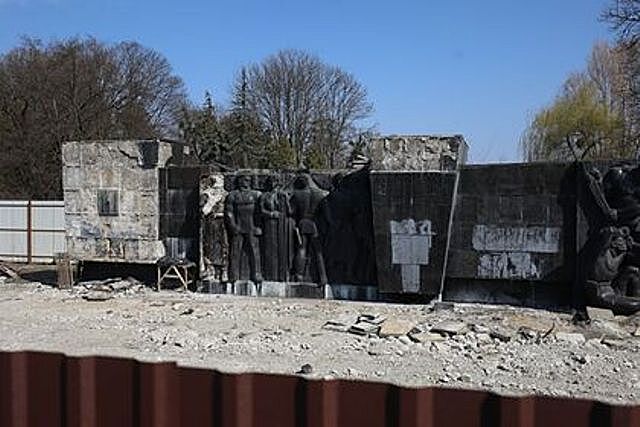 На Украине демонтируют Монумент славы Советской армии
