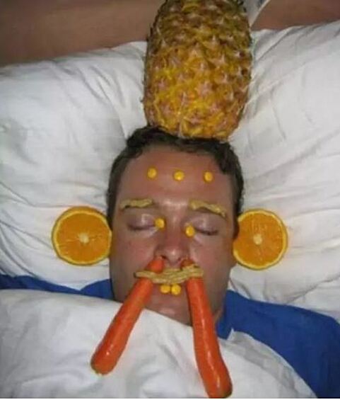 Для того, чтобы стать популярным в интернете, необязательно иметь необычную внешность. Можно просто заснуть на вечеринке. Кстати и псевдоним будет подобрать просто: например, Фруктовый Чебурашка или мистер Ананас с морковкой в носу.  