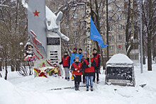 Школьники Бирюлева Западного поучаствовали в патронатной акции у памятника «Учебный аэродром (фрагмент) в Чертанове»