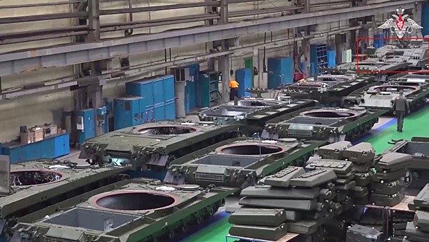 В Омске в одном цехе с Т-80БВМ показали хорошо защищенные БМО-Т на базе Т-72