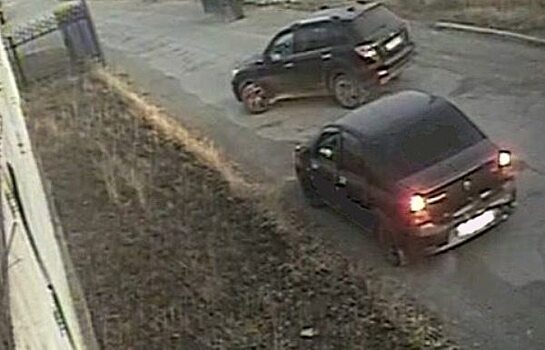 Сотрудница УФСИН помогла задержать трех мужчин при перебросе запрещенных предметов в колонию