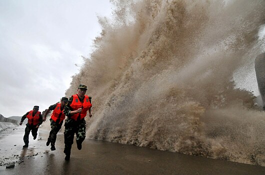 На юге Китая ввели наивысший уровень опасности в связи с приближением тайфуна «Мангхут»